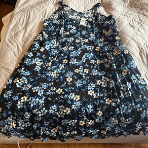 BNWT Torrid 4x maxi dress. Black base print w/ Adjustable straps & breathable